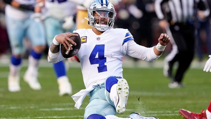 cowboys jerry jones sets expectations for dak prescott in 2023 dont turn the ball over