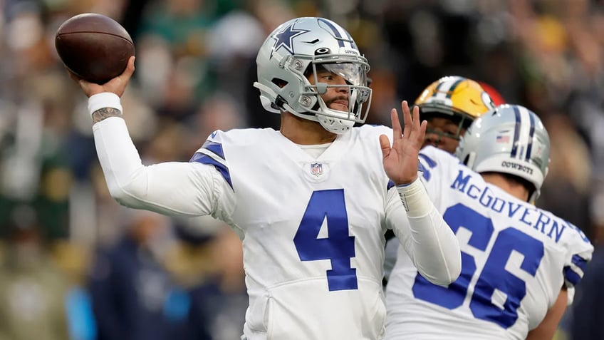 cowboys jerry jones sets expectations for dak prescott in 2023 dont turn the ball over