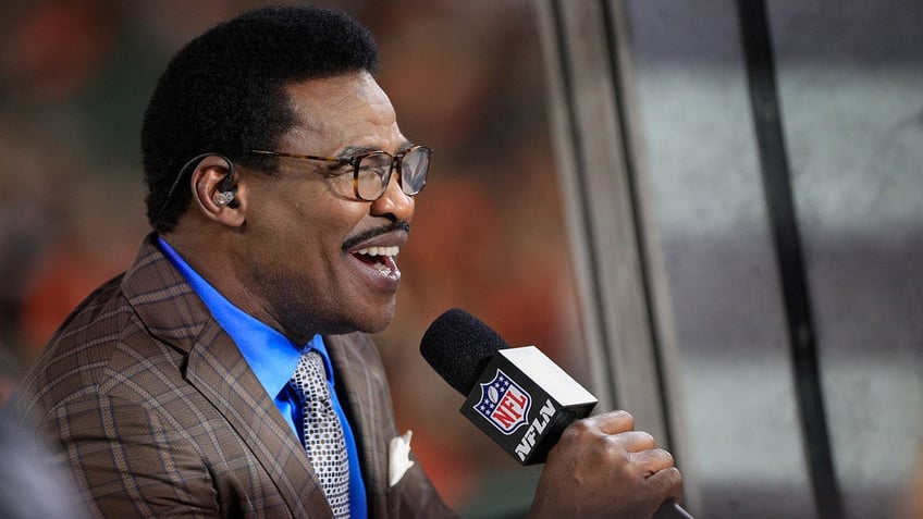 Michael Irvin broadcasts