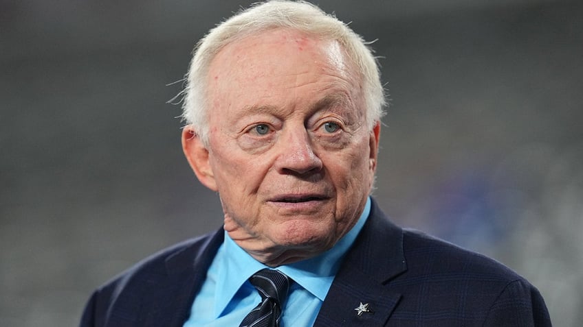 Jerry Jones at Giants-Cowboys