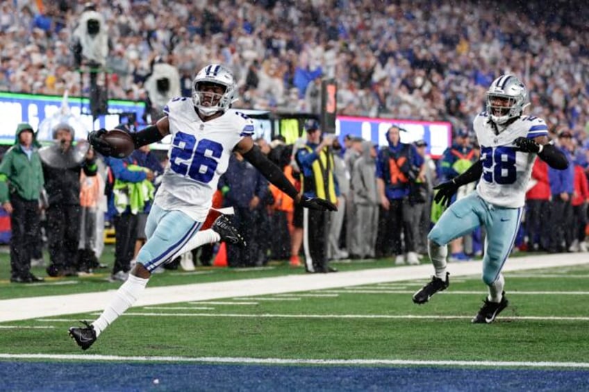 cowboys rip error prone giants 40 0 for worst shutout loss in the series between nfc east rivals