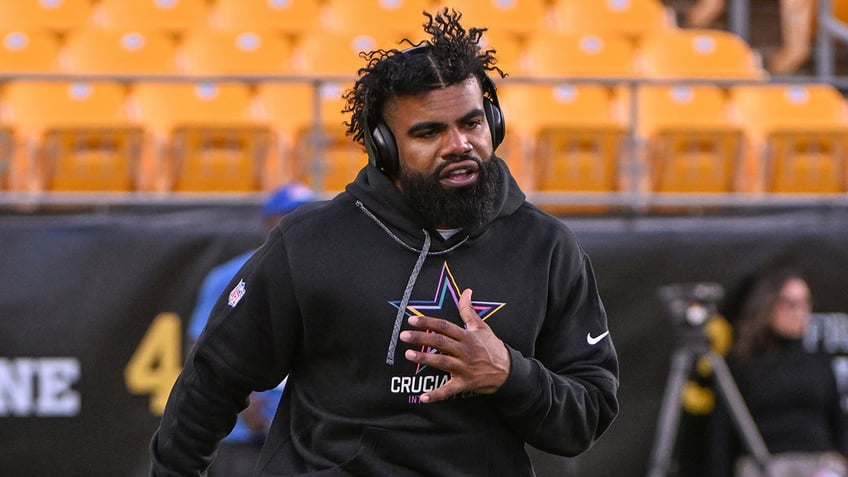 Ezekiel Elliott warms up before game