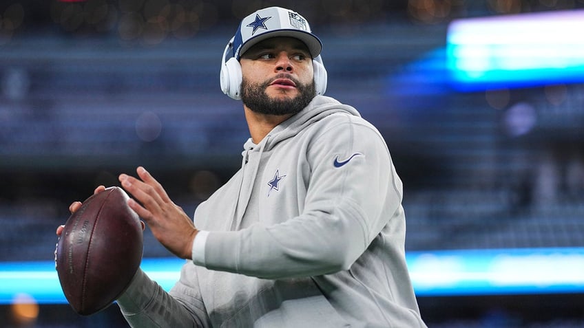 Dak Prescott warms up