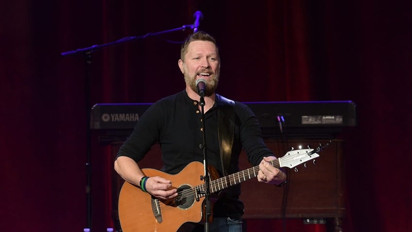 craig morgan playing the guitar