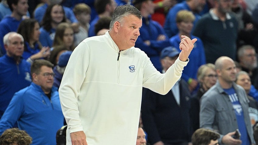 Greg McDermott coaches a game