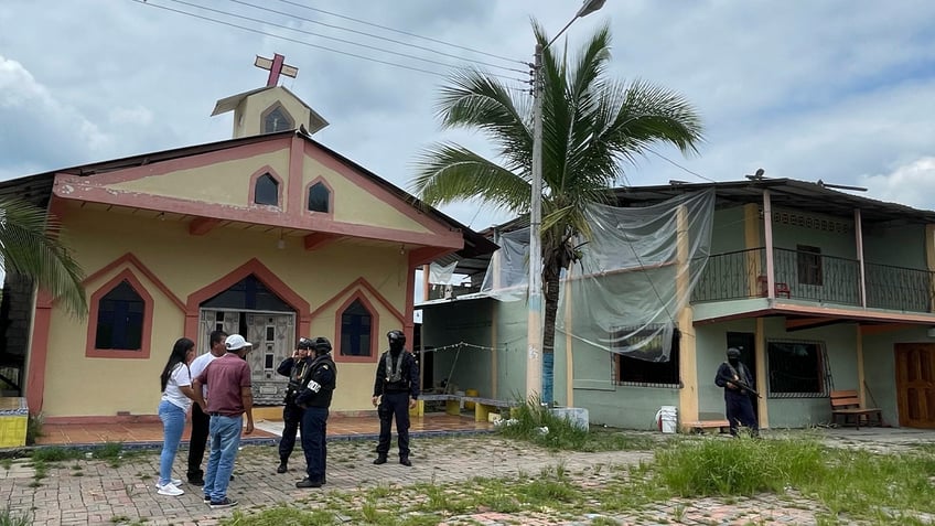 crime weary ecuador residents forced to build walls to keep out criminals