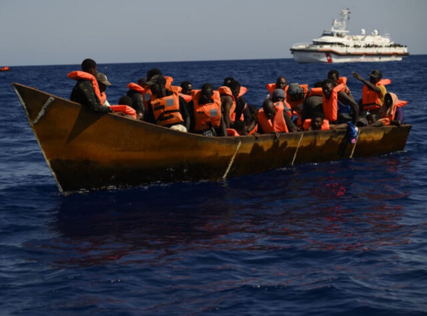 crisis 5000 migrants on 100 boats in one day to italian island