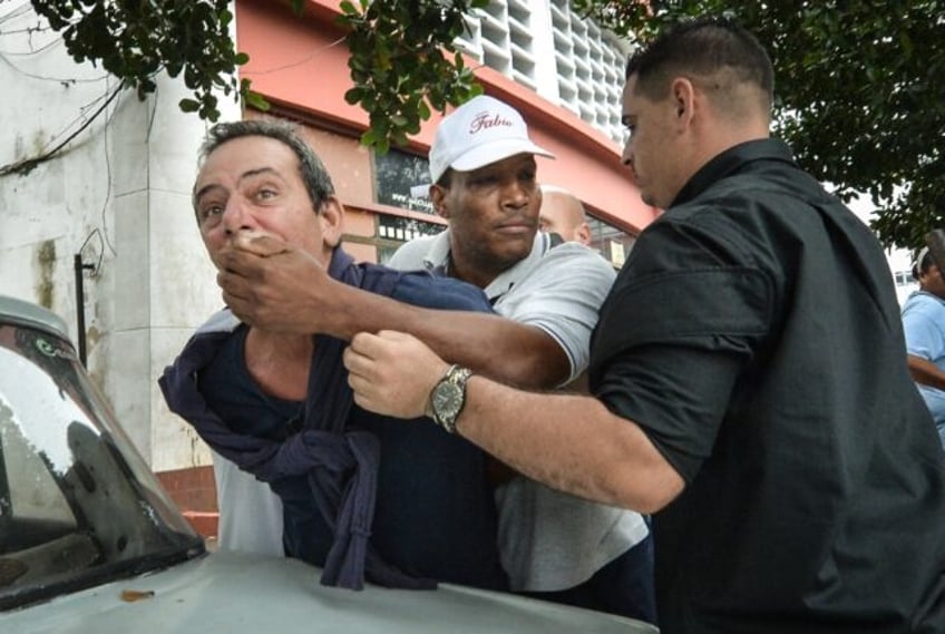 El opositor cubano Yuri Valle Roca es detenido por la policía cubana el 10 de diciembre d