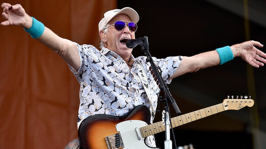 cubs honor jimmy buffett who played first ever concert at historic wrigley field in 2005