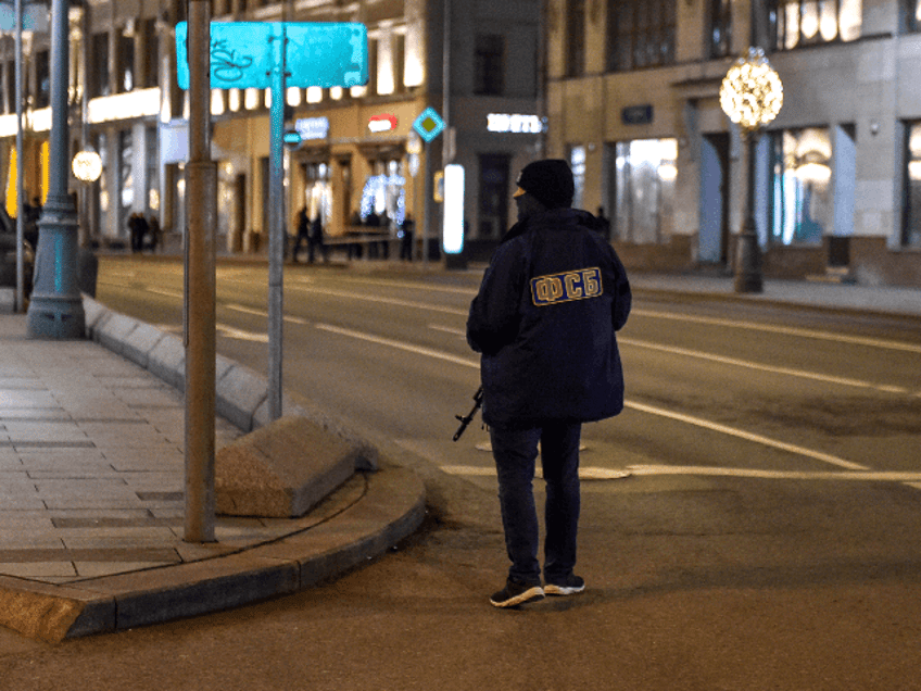Russian Federal Security Service officer patrols a street next to the FSB security service's office in Moscow on December 19, 2019. - A member of the Russian FSB security service was killed on December 19, in a shootout with a gunman in central Moscow, state media said, quoting the FSB. It confirmed that a single gunman had opened fire outside the headquarters of the security service on Lubyanka Square in central Moscow, before he was "neutralised" by the security services. (Photo by STR / AFP) (Photo by STR/AFP via Getty Images)