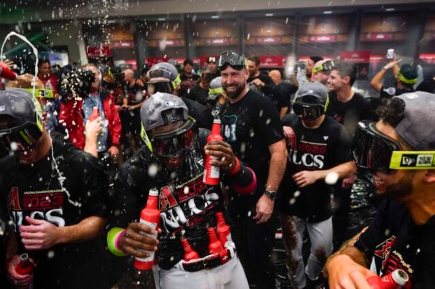 d backs slug 4 homers in record setting barrage sweep dodgers with 4 2 win in game 3 of nlds