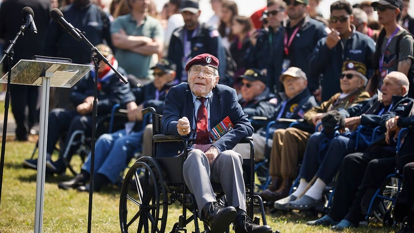 Bill Gladden attends ceremony