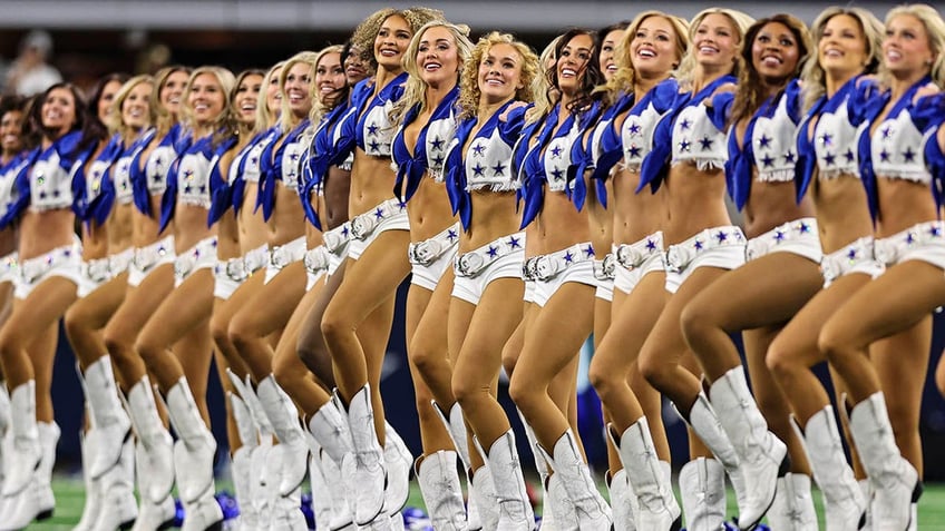 dallas cowboys cheerleaders in a line