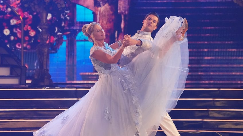 dancing with the stars mira sorvino suffers ballroom injury after intense rehearsal