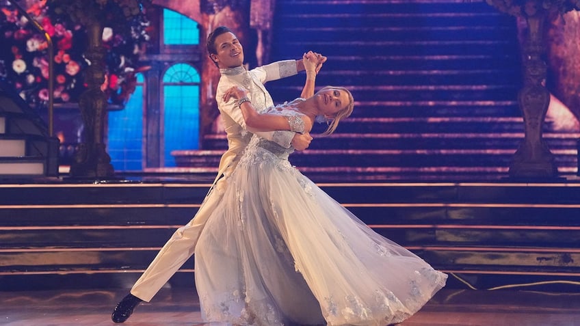 dancing with the stars mira sorvino suffers ballroom injury after intense rehearsal