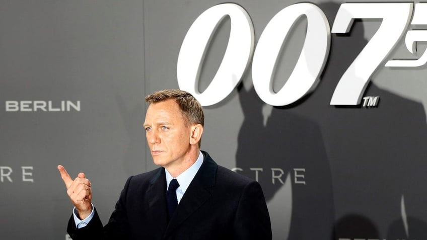 Actor Daniel Craig poses for photographers on the red carpet at the German premiere of the new James Bond 007 film "Spectre" in Berlin, Germany, October 28, 2015. REUTERS/Fabrizio Bensch/Files - LR1ECAR0QCXHI