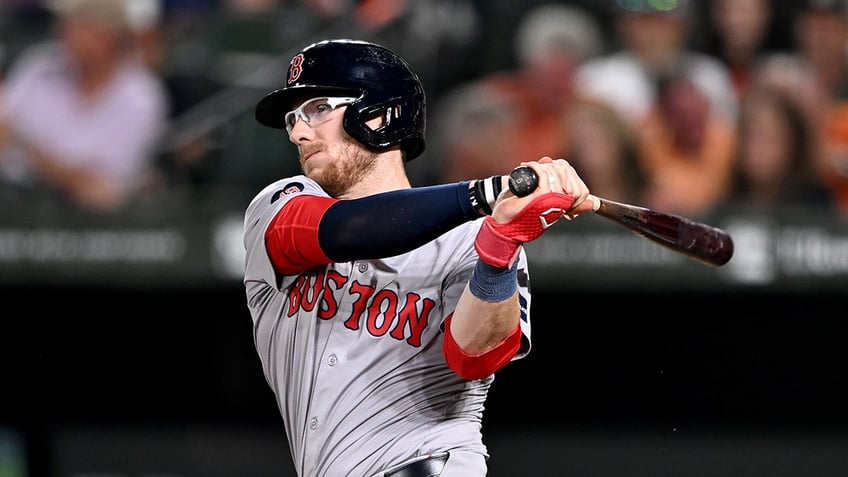 Danny Jansen swings