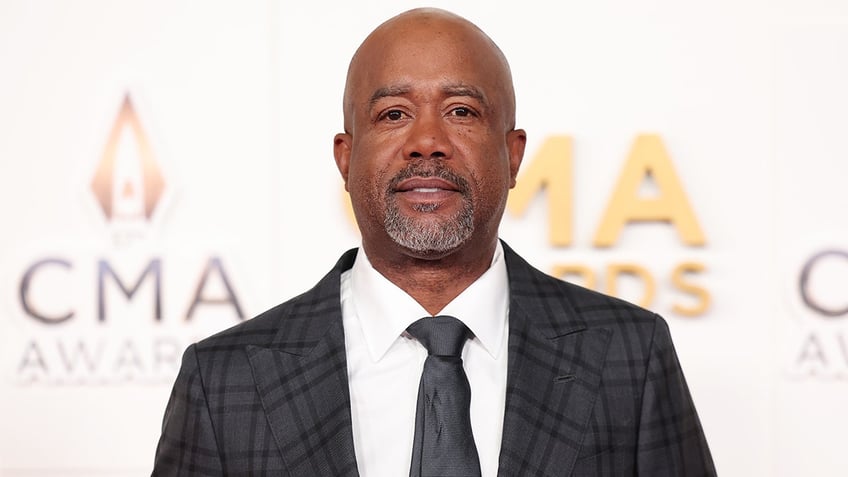 Darius Rucker in a plaid suit on the CMA Awards carpet