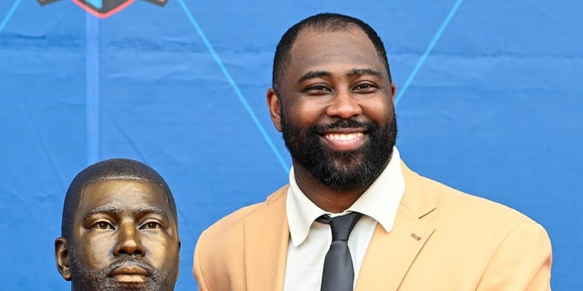 darrelle revis likens connection with deion sanders to michael jordan and kobe bryant in hall of fame speech