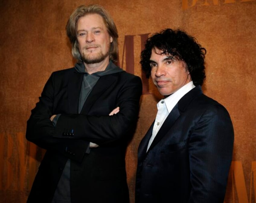 daryl hall is suing john oates over plan to sell stake in joint venture a judge has paused the sale