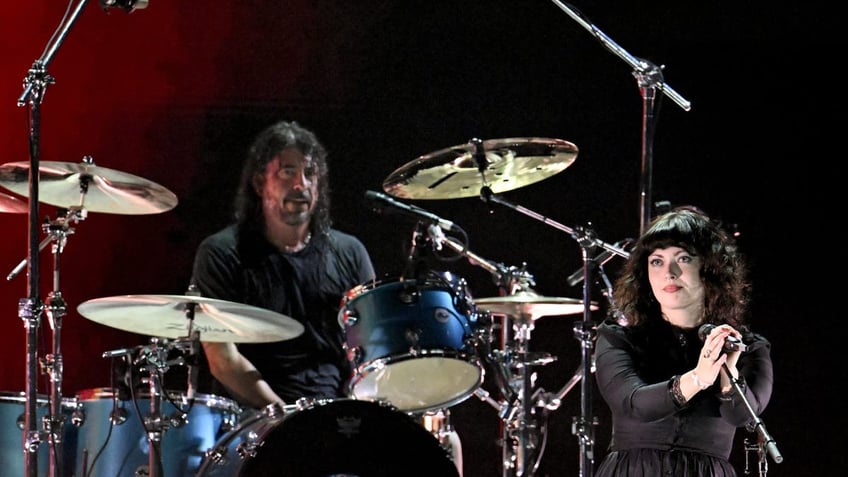 dave grohl and his daughter violet on stage at fireaid concert 