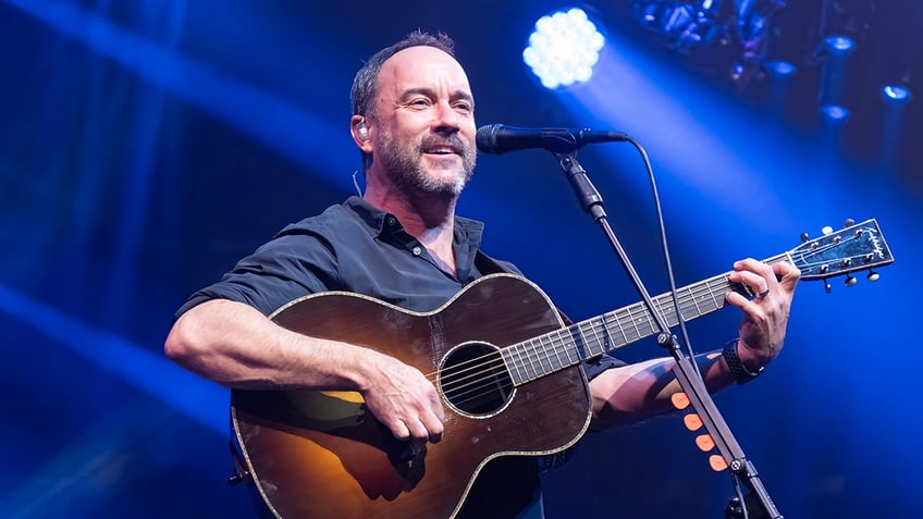 Dave Matthews performing