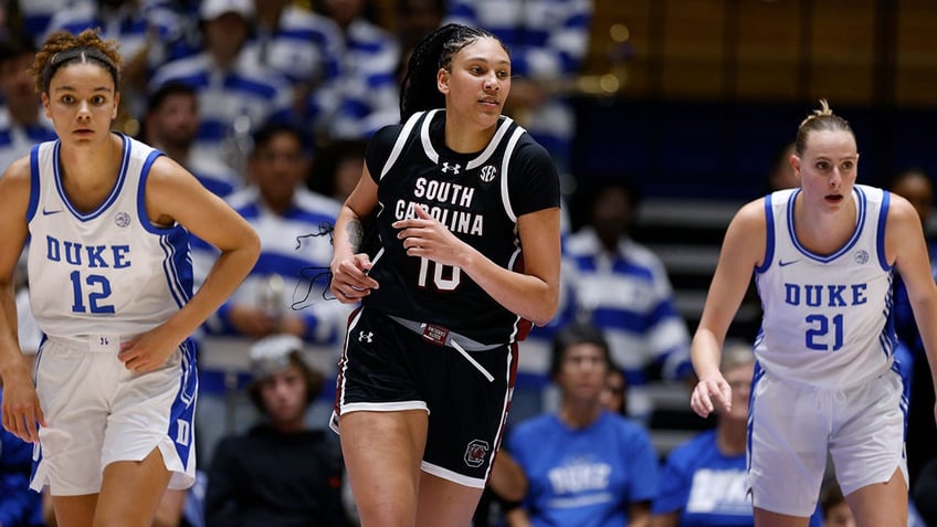 Kamilla Cardoso playing a basketball game for South Carolina