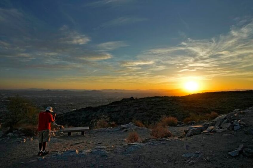 day and night phoenix has sweltered from heat that will break a record for american cities