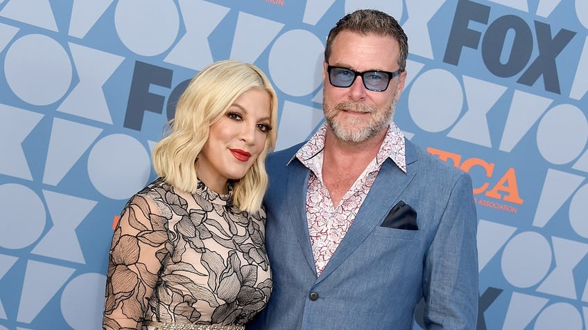 dean mcdermott blames tori spelling split on his drunken rages her choice to have barn animals in bedroom