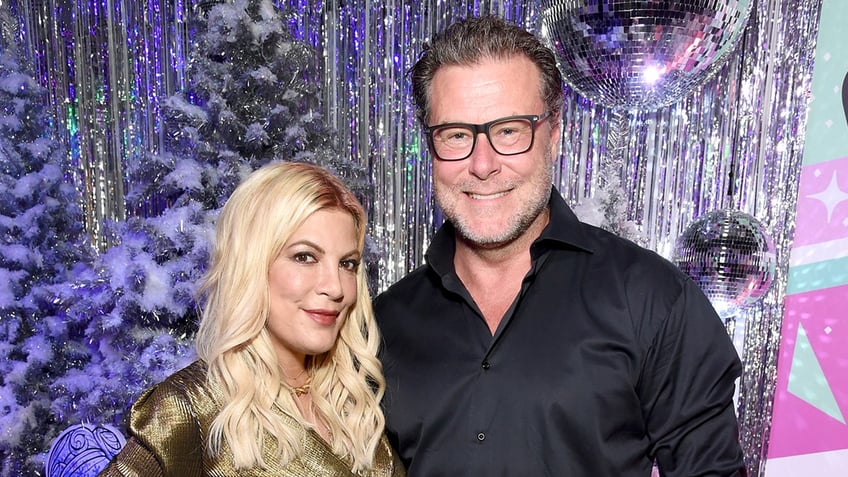 dean mcdermott blames tori spelling split on his drunken rages her choice to have barn animals in bedroom