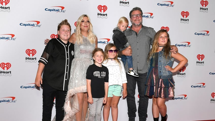 dean mcdermott blames tori spelling split on his drunken rages her choice to have barn animals in bedroom