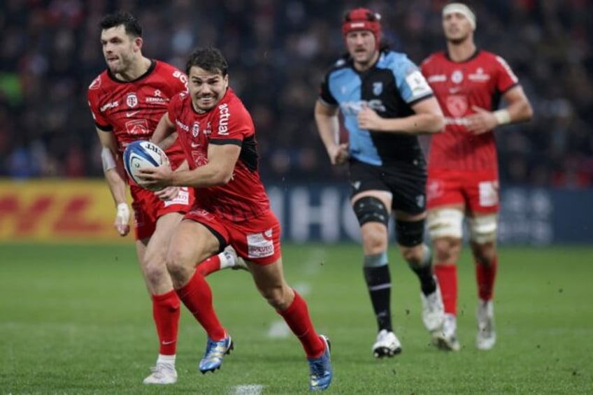 Blair Kinhgorn (L) joined Antoine Dupont (2L) at Toulon as a replacement for Melvyn Jaminet