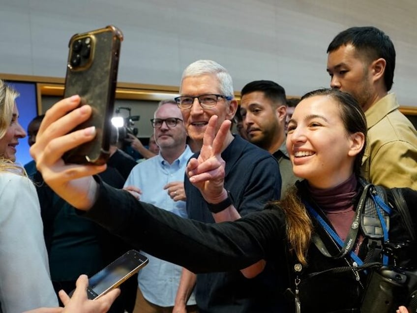 Tim Cook poses for iPhone selfie