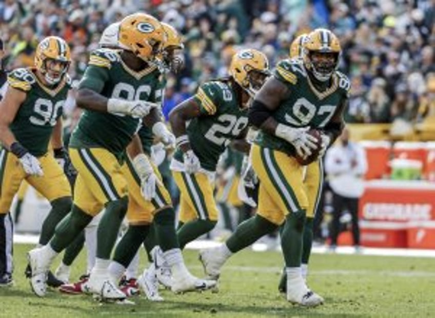 Defense's seven-sack effort helps Green Bay Packers dominate Seattle Seahawks