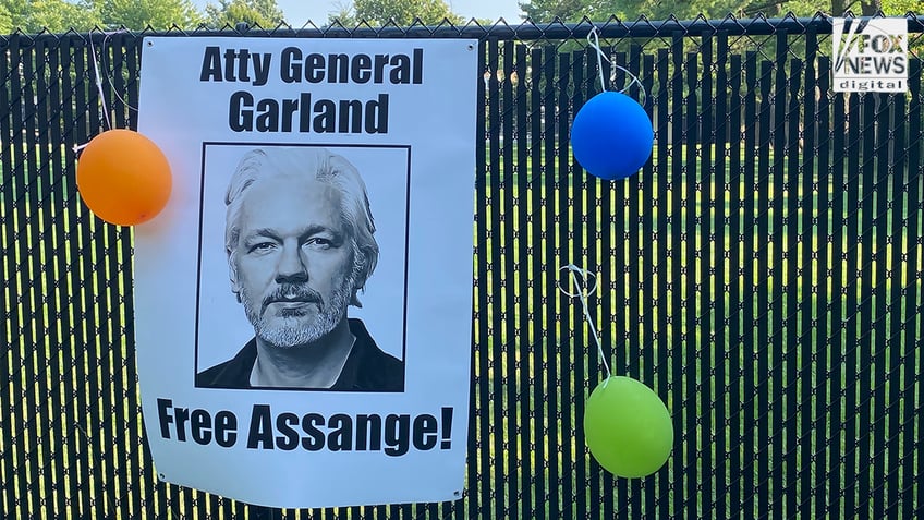 delegation of australian lawmakers will visit us to push for julian assanges release powerful message