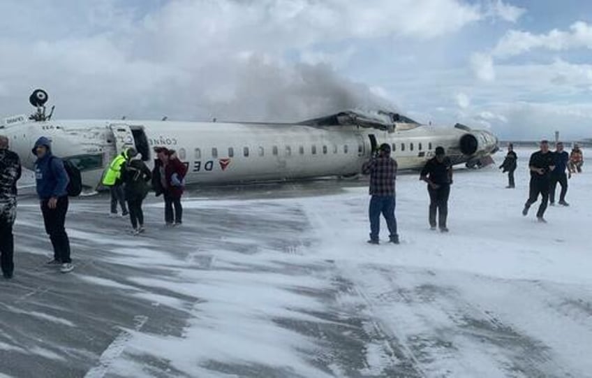 delta regional jet crashes at toronto pearson airport