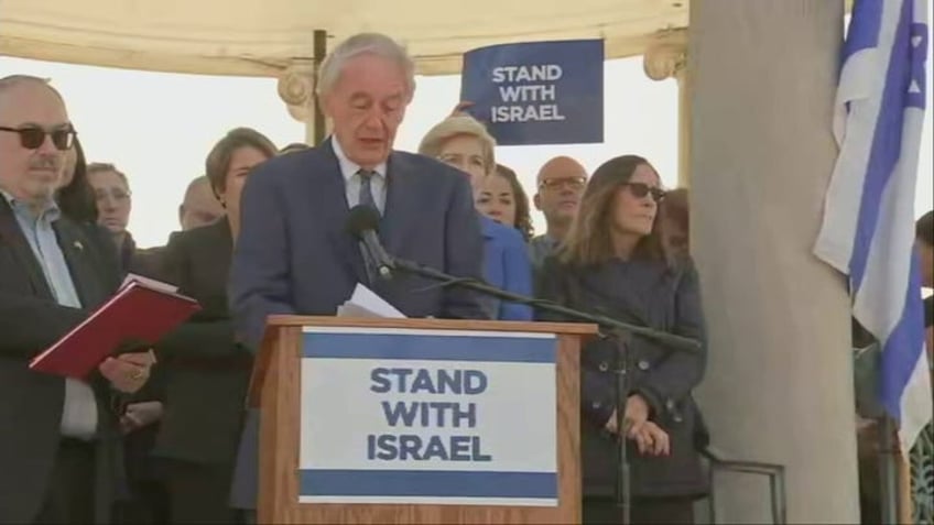 dem senator booed at pro israel rally after suggesting a de escalation of the current violence
