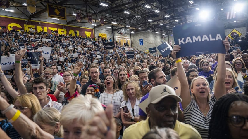 wide shot from Harris rally