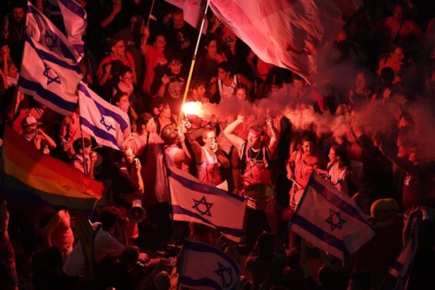 democracy democracy chant israelis protesting legal reforms