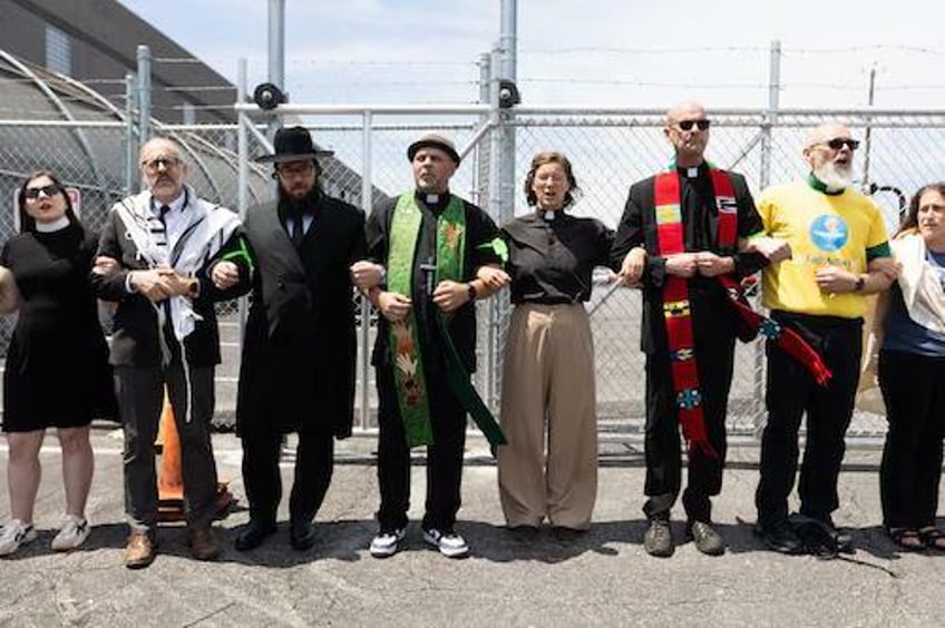 democrats attempt to blockade ice detention center in new jersey