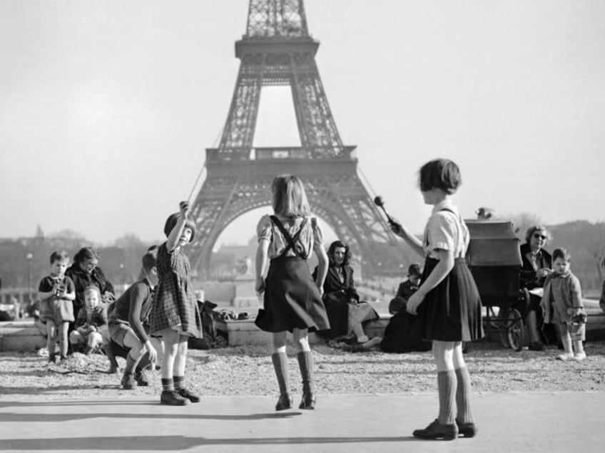 People enjoy mild temperatures in the Trocadéro gardens on February 19, 1950 in Paris. (Photo by AFP) (Photo by -/AFP via Getty Images)