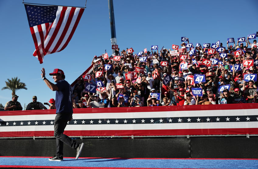 dennis quaid calls on america to pick a side during trump coachella rally a nation of law and order or wide open borders