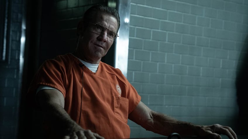 dennis quaid in jail as happy face killer 