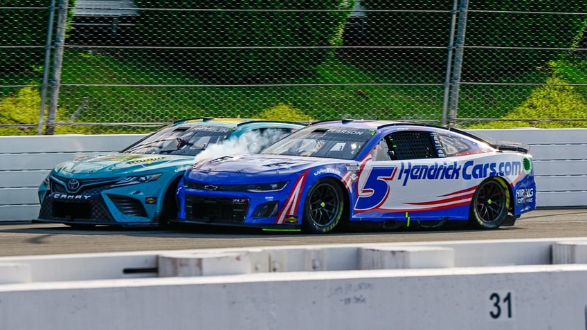 denny hamlin faces boos from nascar fans during pocono win irks kyle larson over move