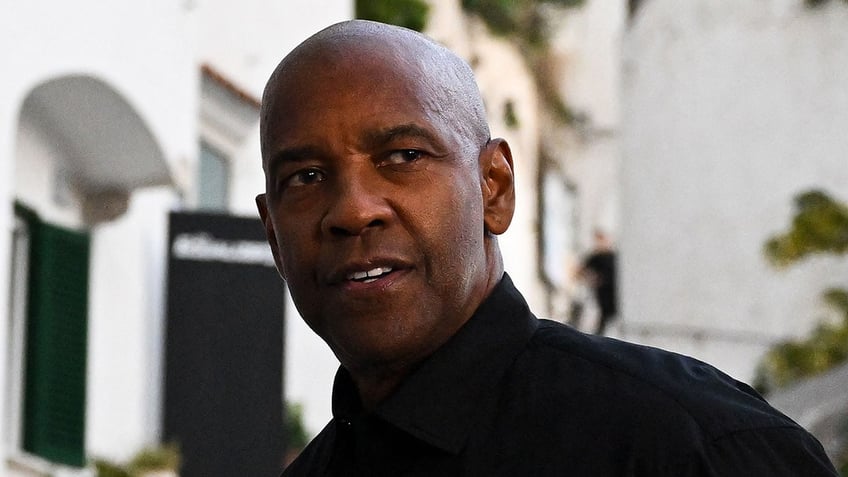 Denzel Washington wears a black shirt at photo call for Equalizer 3