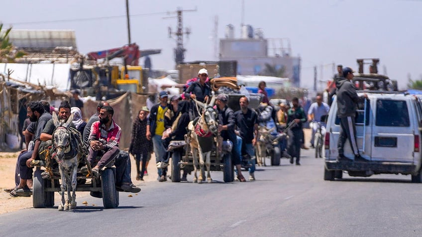 Palestinians flee Rafah