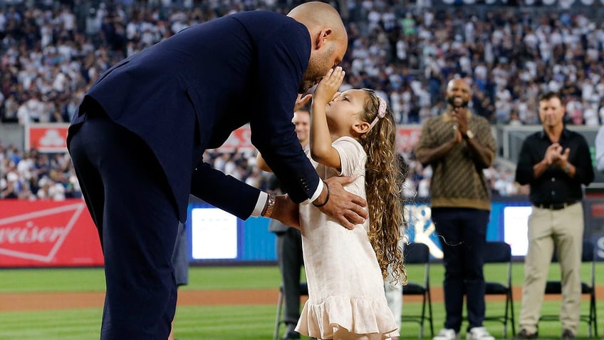 Derek Jeter kissing daughter