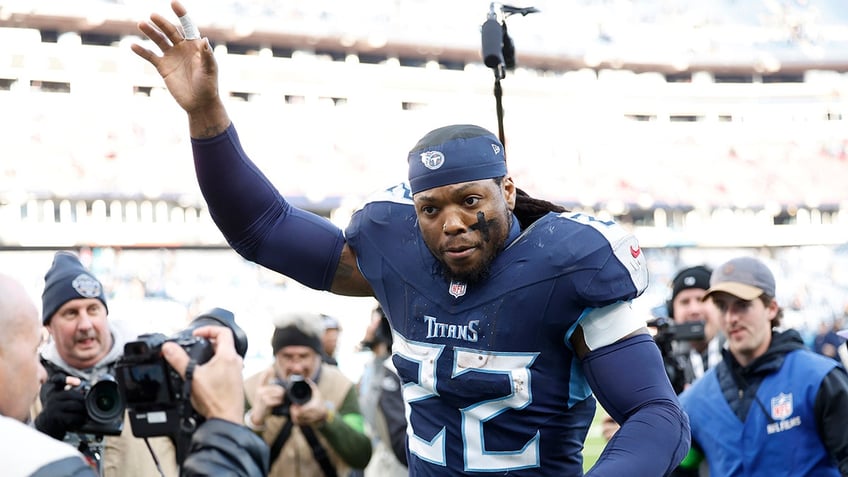 Derrick Henry salutes crowd