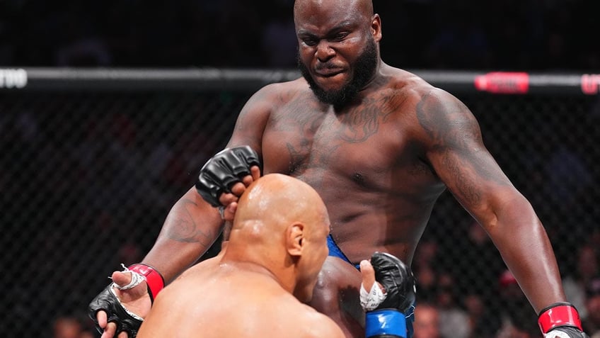 derrick lewis stuns ufc 291 opponent with flying knee wraps up fight in about 30 seconds