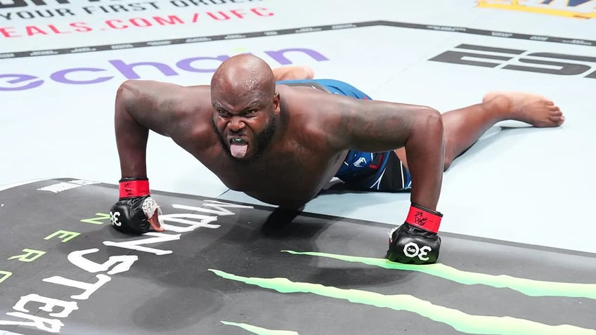 derrick lewis stuns ufc 291 opponent with flying knee wraps up fight in about 30 seconds